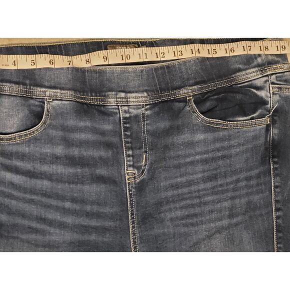 Torrid Super Soft High-Rise Denim Jegging Jeans Womens Size 2R(18-20) EUC - Picture 3 of 10